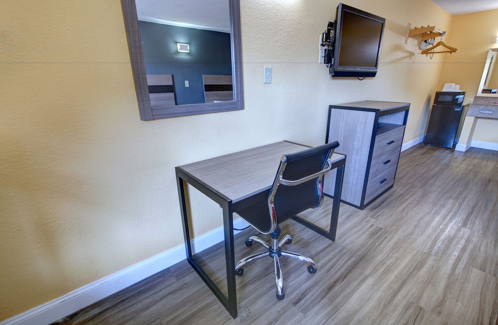 Econo Lodge at Military Circle 15/15