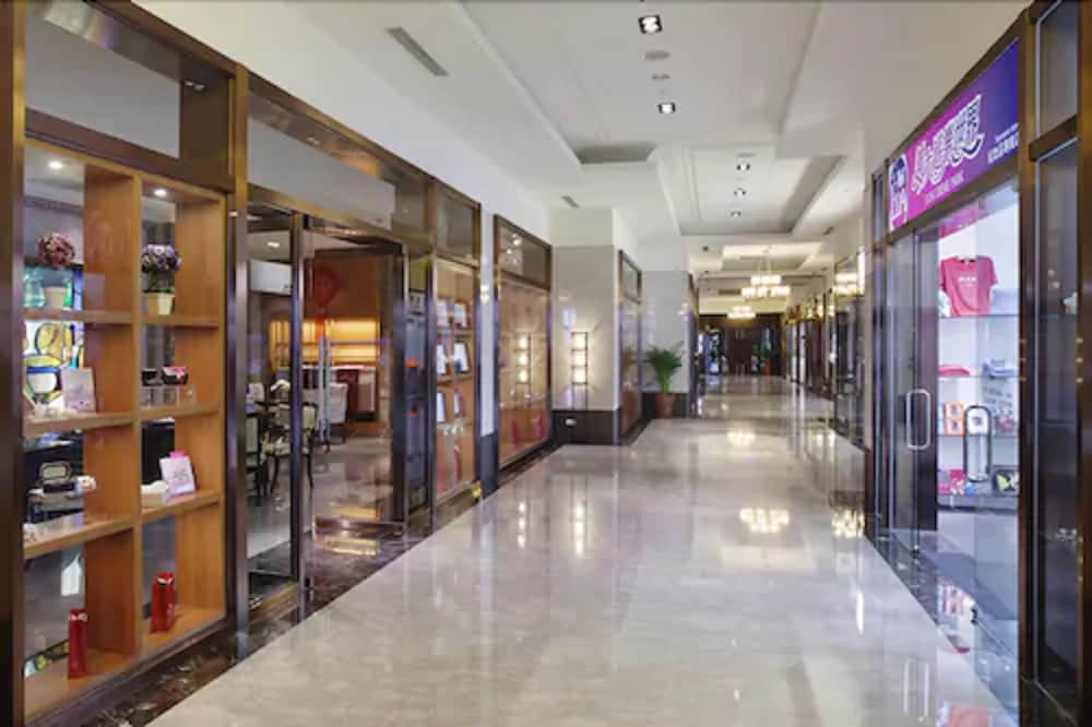 E-Da Royal Hotel 63/66