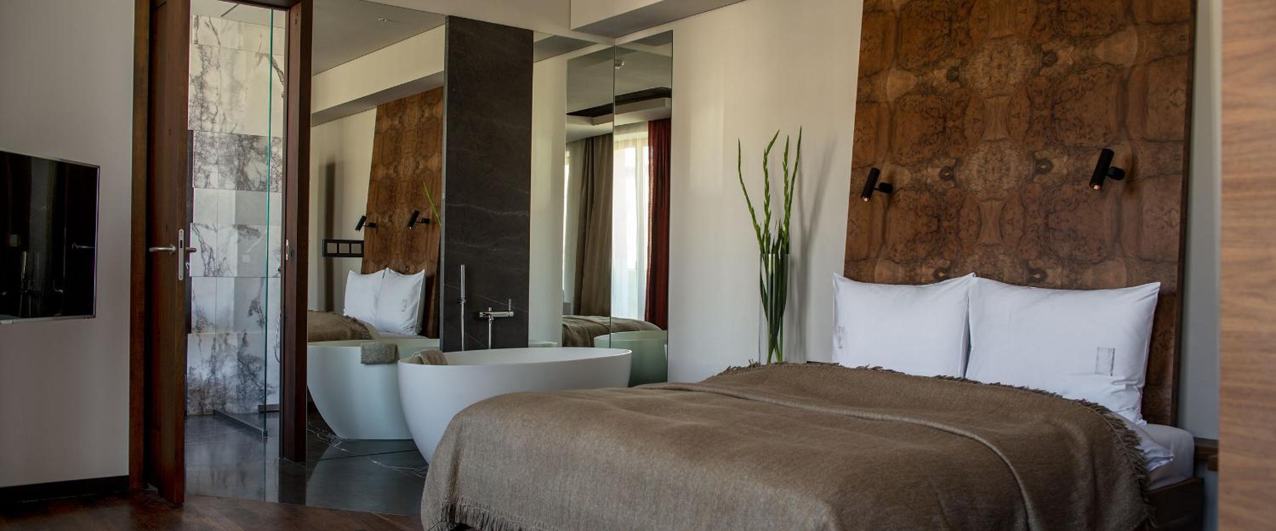 Suite, Balcony
