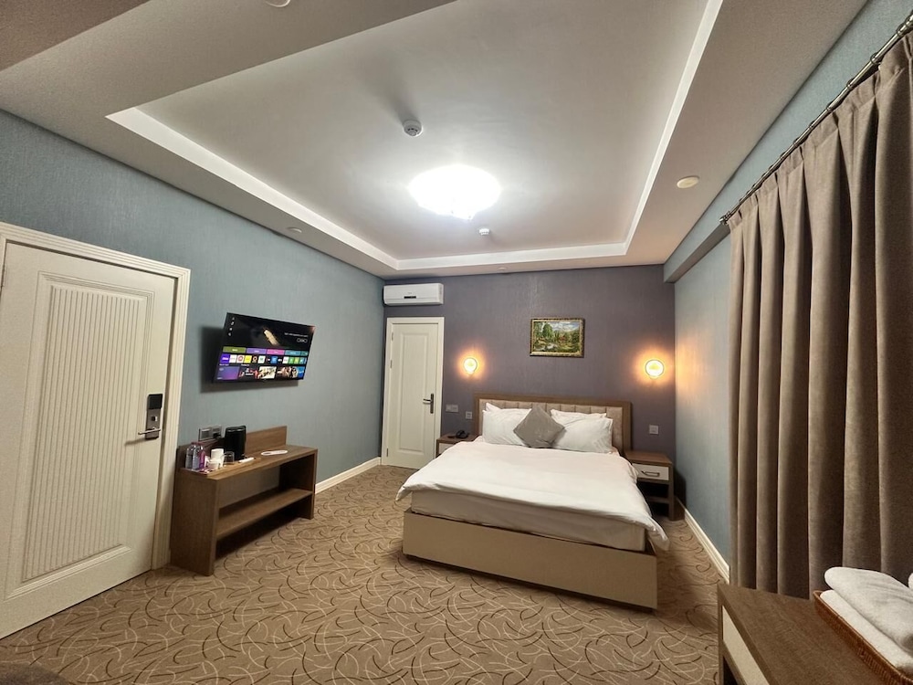 DELUXE, DOUBLE BED