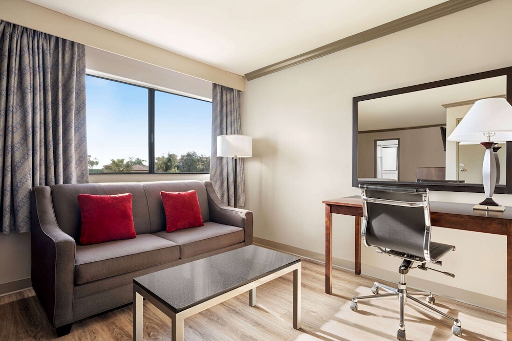 Baymont By Wyndham Monterey Park 24/45