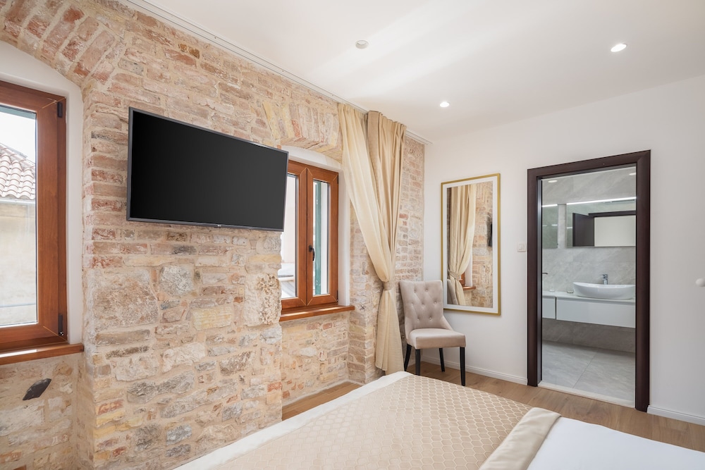 Le Premier Luxury Rooms 15/43