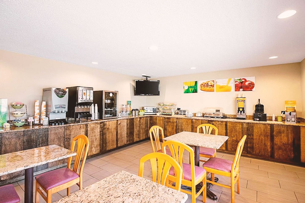 Norwood Inn & Suites Milwaukee 33/43