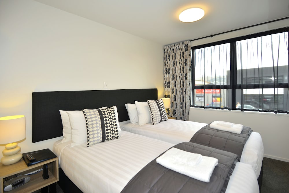 STUDIO, TWIN BEDS