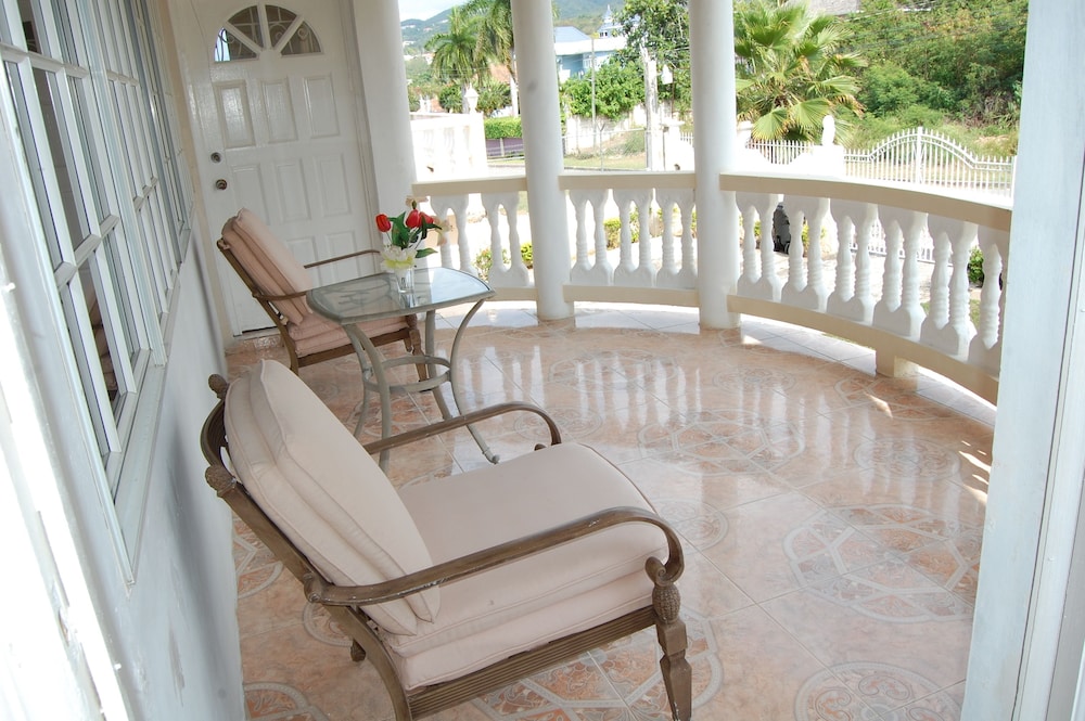 Celebrity Villa Jamaica 31/50