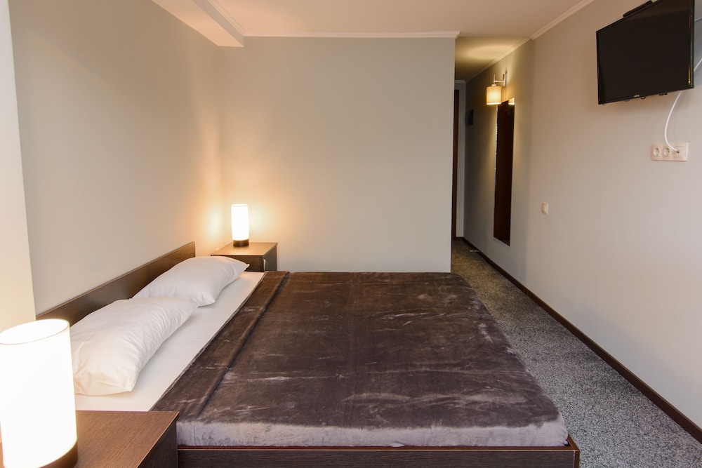Hotel Reverence 6/35