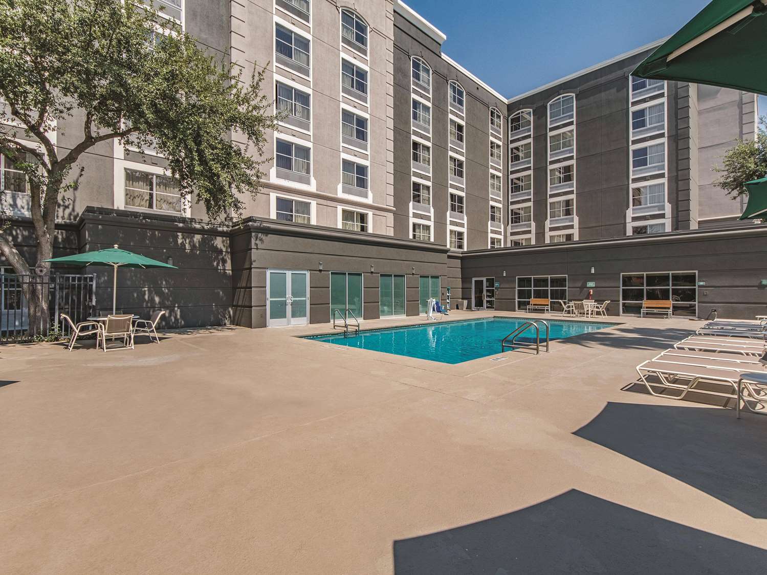 La Quinta Inn & Suites by Wyndham San Antonio Downtown 22/25