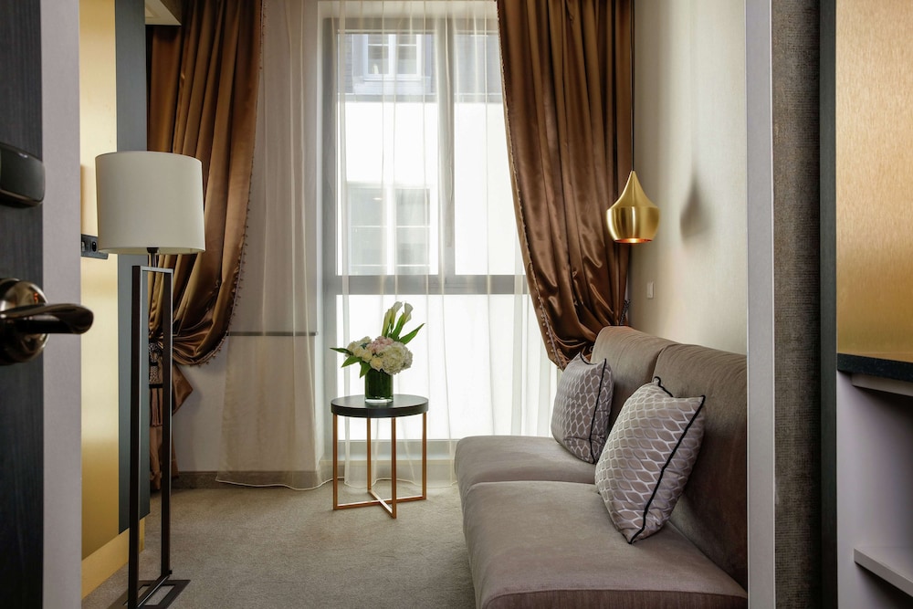 Niepce Paris Curio Collection By Hilton 27/39