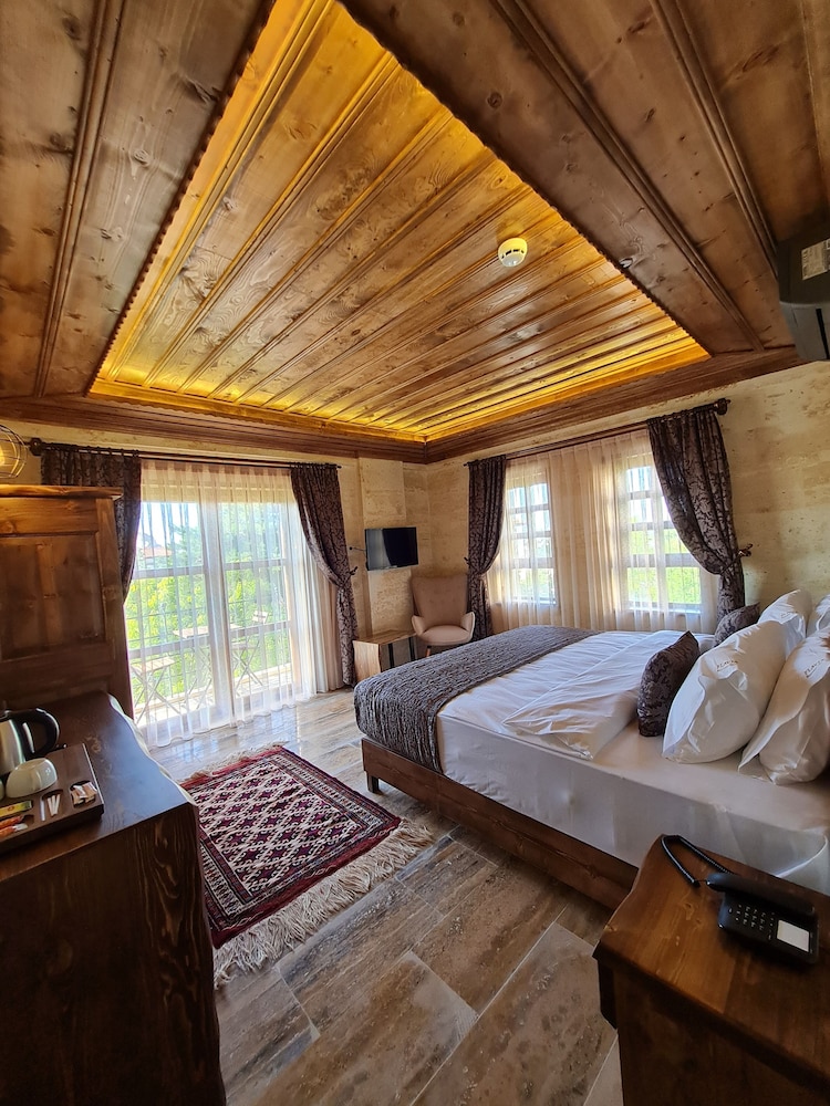 DELUXE, DOUBLE OR TWIN BED