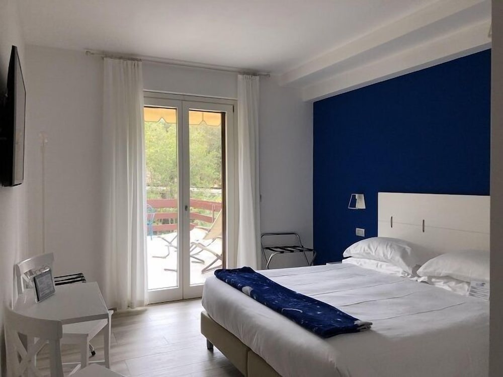 ROOM, DOUBLE OR TWIN BED