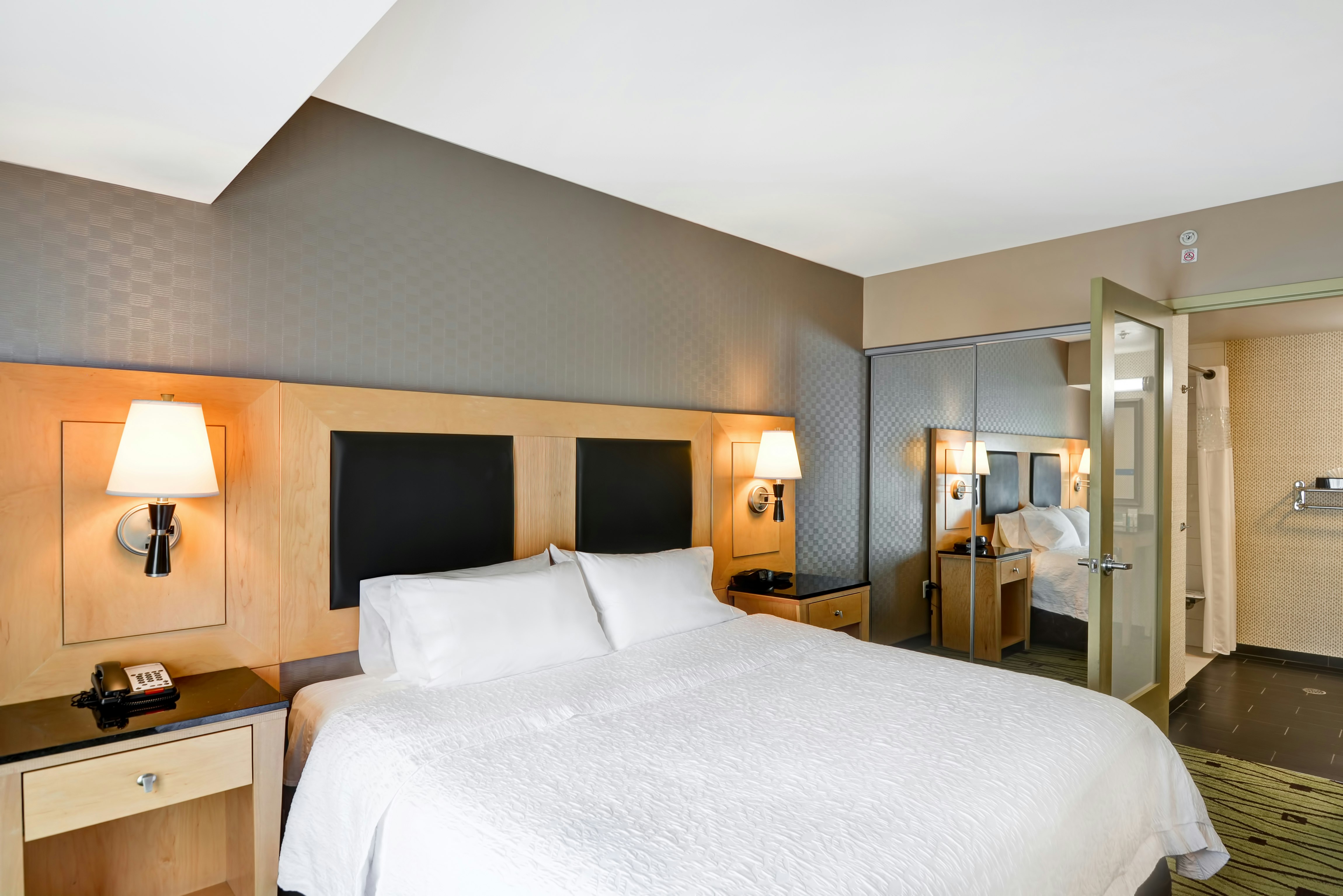 STUDIO, KING BED, ACCESSIBLE