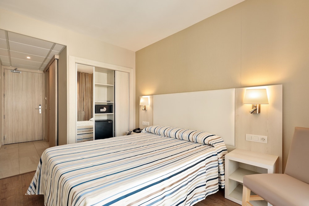 Standard, Single, 2 Double Beds
