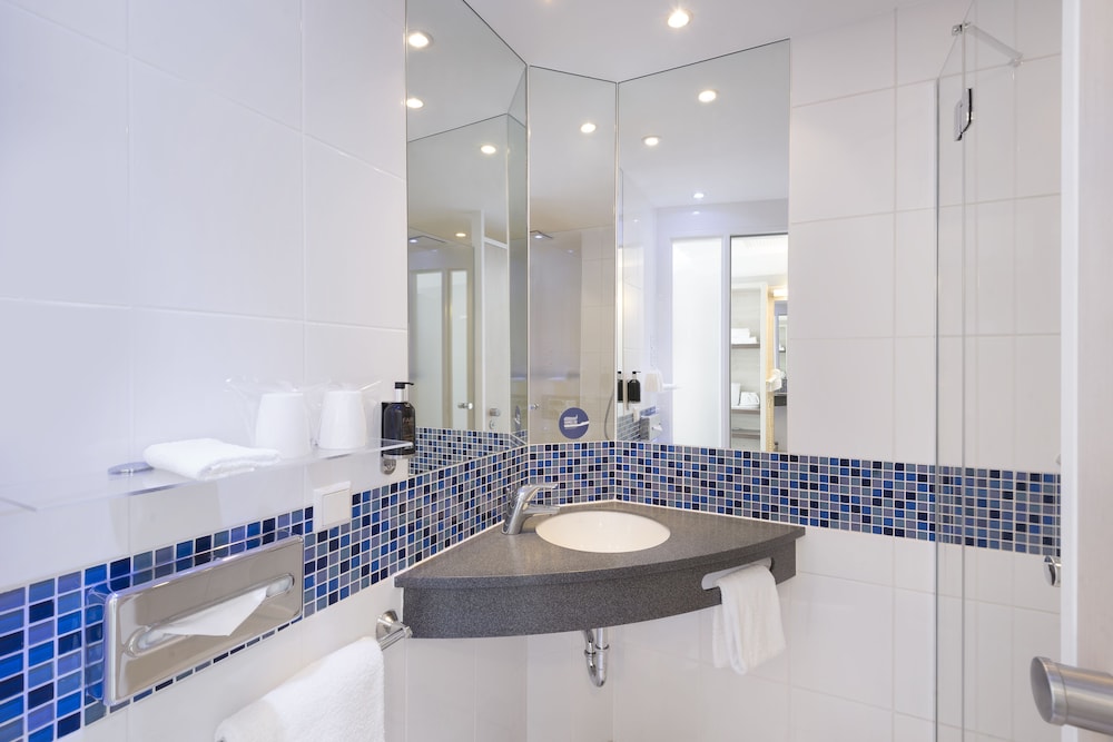 HOLIDAY INN EXPRESS SINGEN 21/72