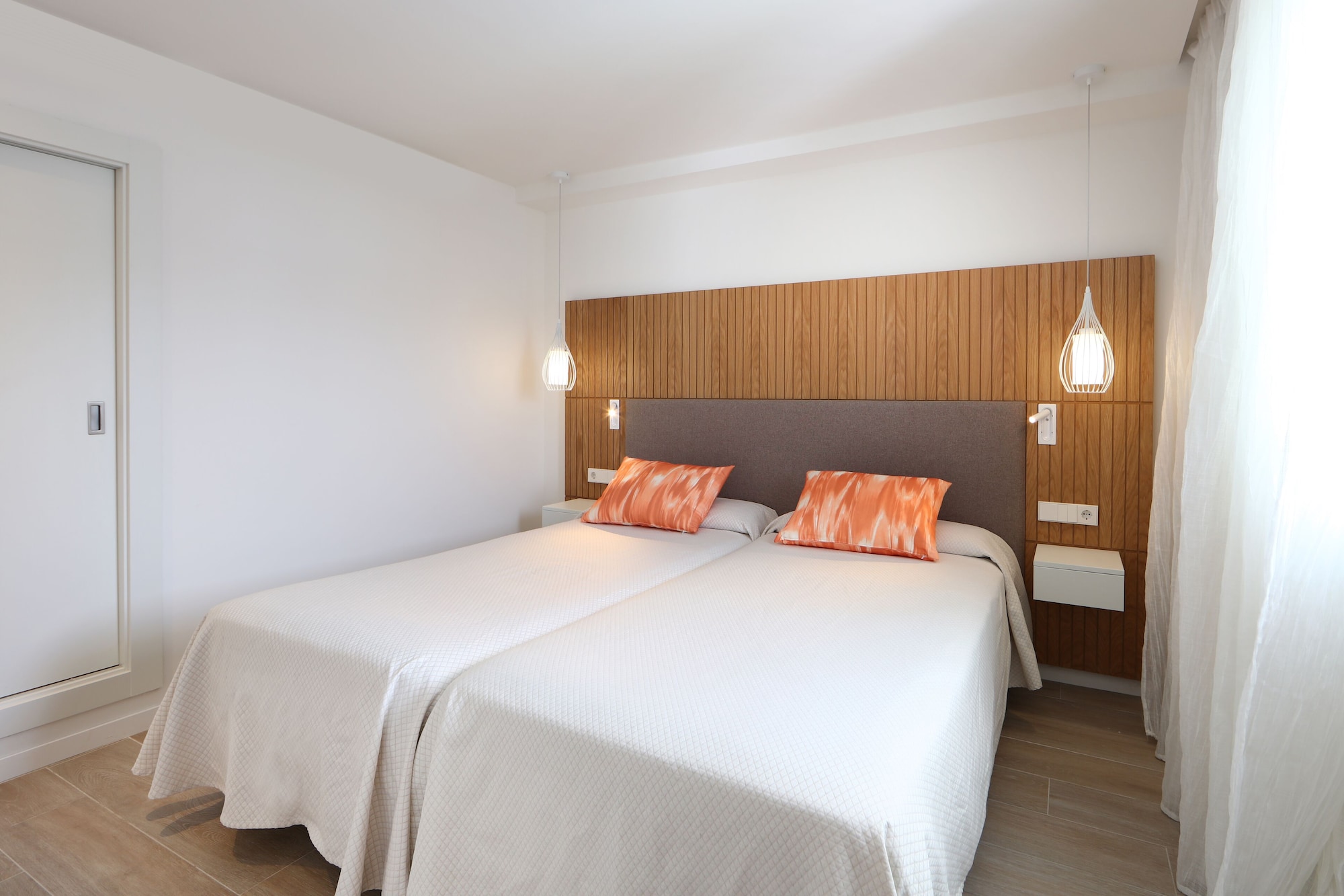 غرفة بسريرين منفصلين بإطلالة على البحر بشرفة