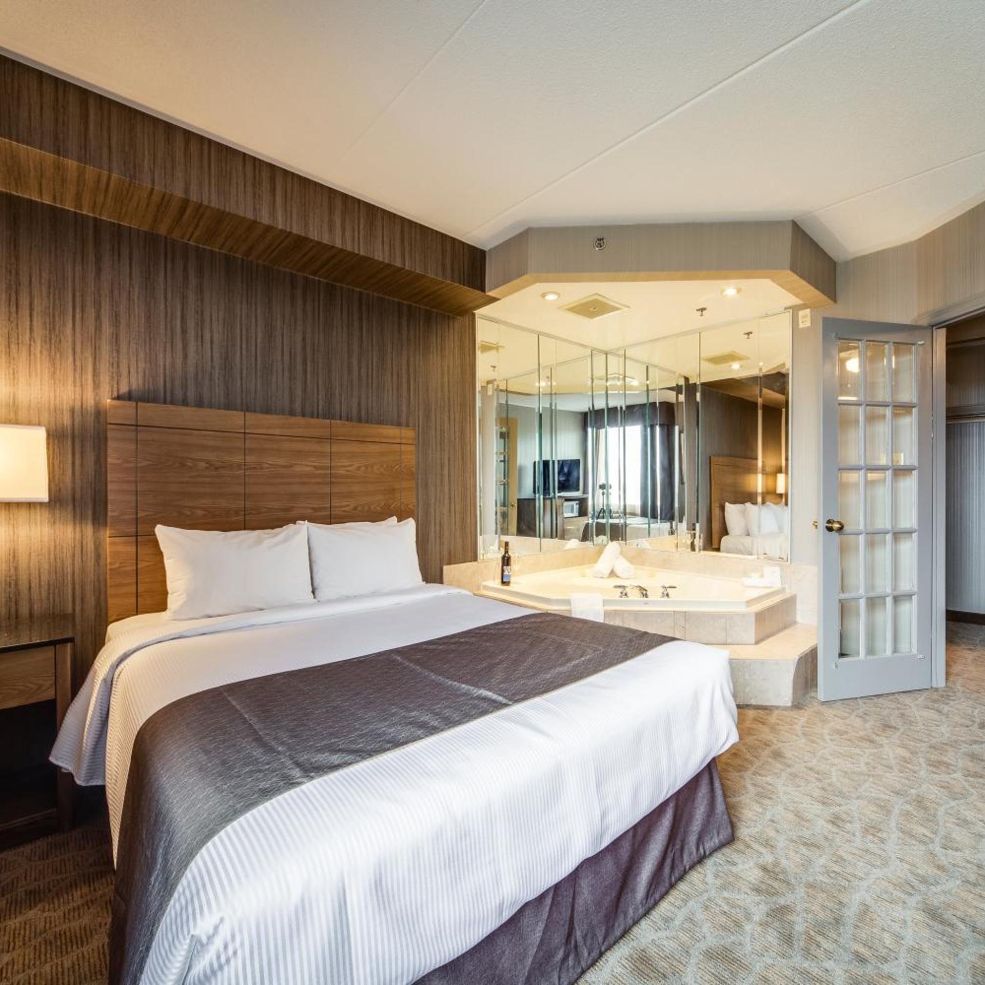 Deluxe, Suite, Single Bed, Queen Bed, Living Area, Jetted Tub
