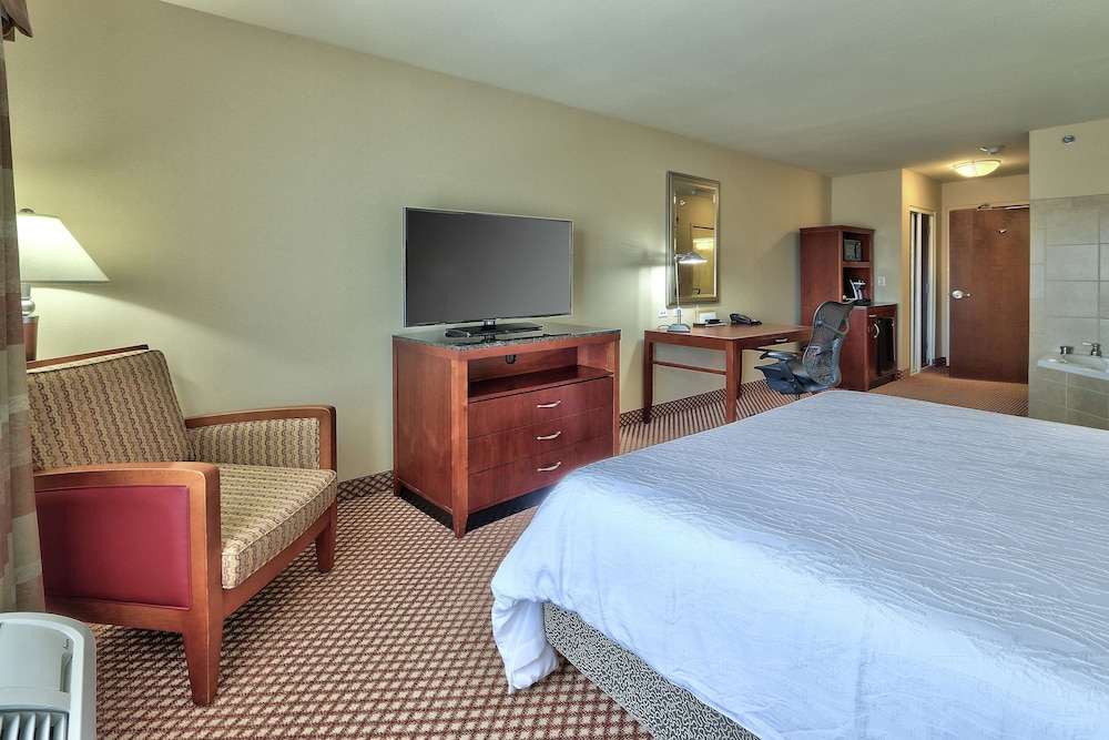 Evolution, King Bed, Jetted Tub