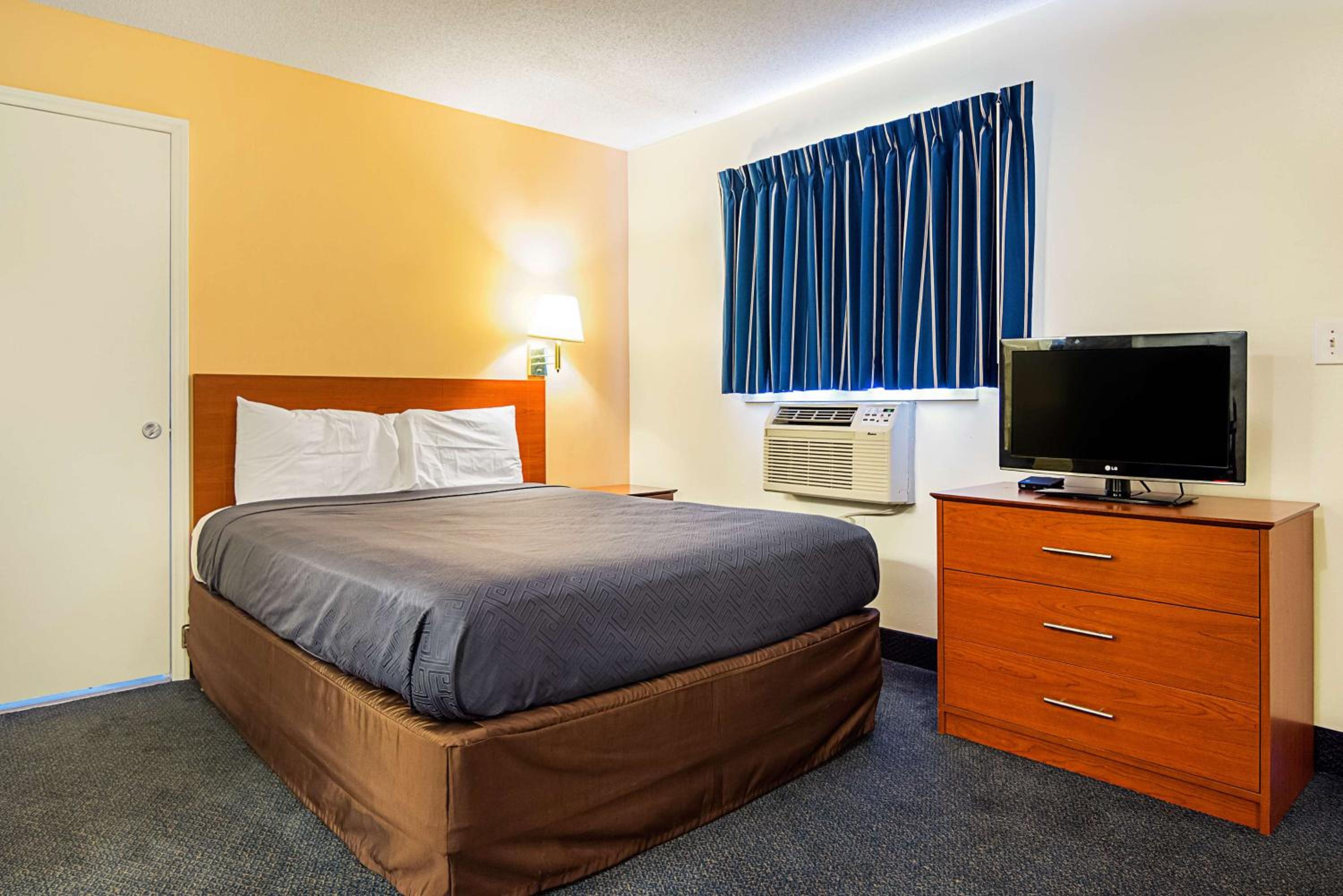 1 Queen Bed - Mob Acc RI Shwr Nsmk Micfridg