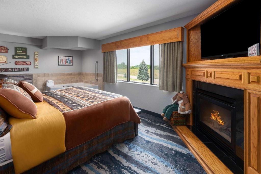 Suite, King Bed, North Wing