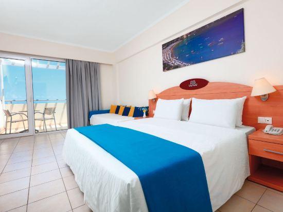 Standard, Double or Twin Bed, Land View