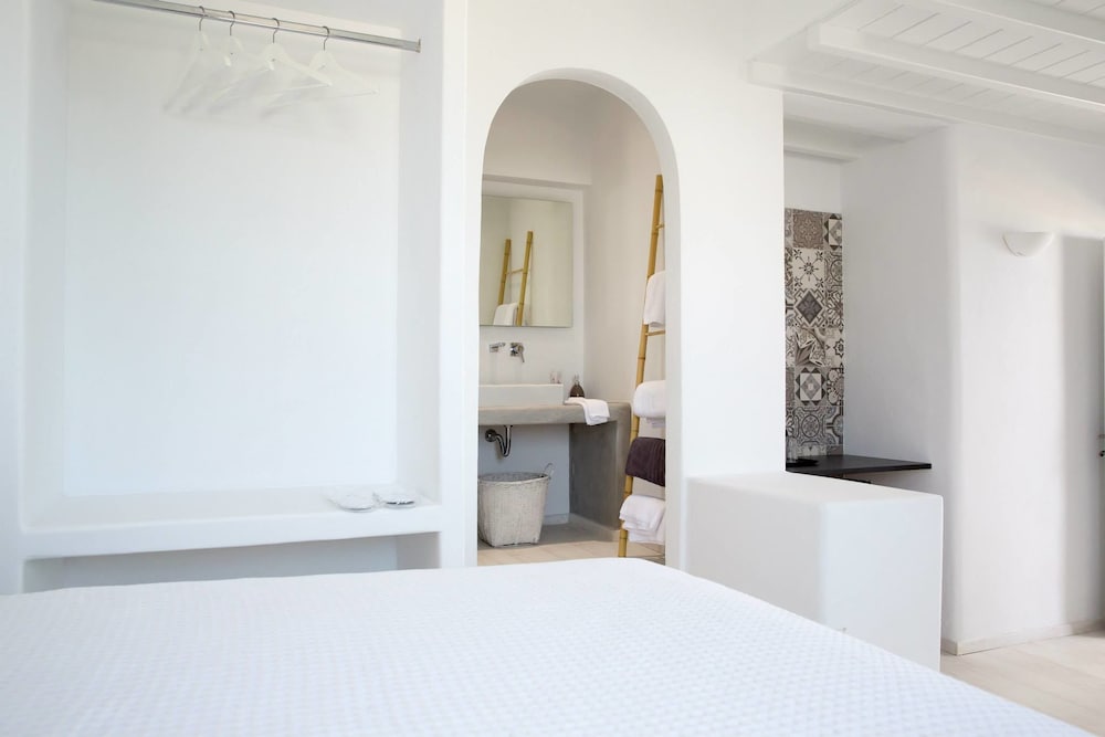 Bellou Suites 12/50