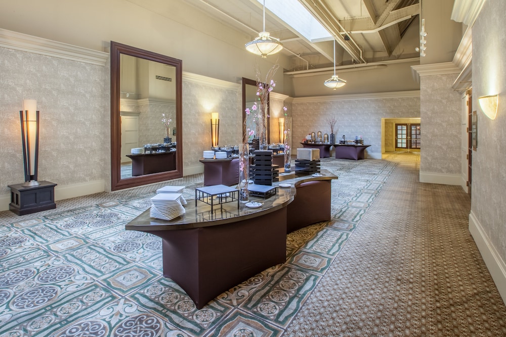 Crowne Plaza Indianapolis Downtown Union Station 70/81
