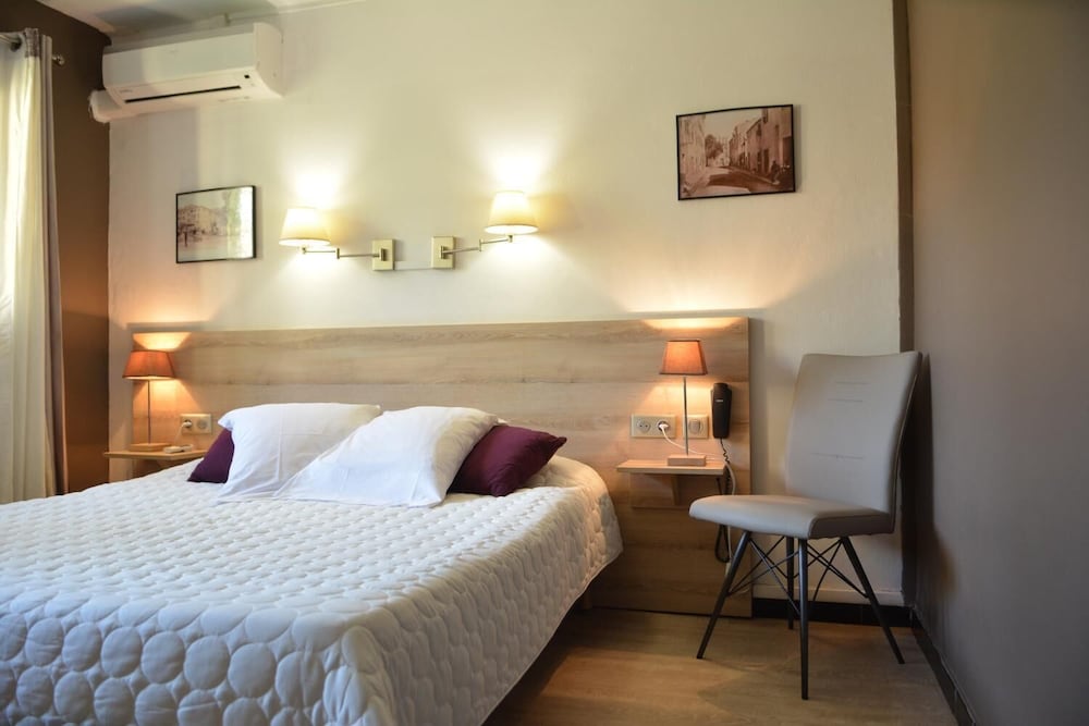 Hotel Le Grillon 7/25