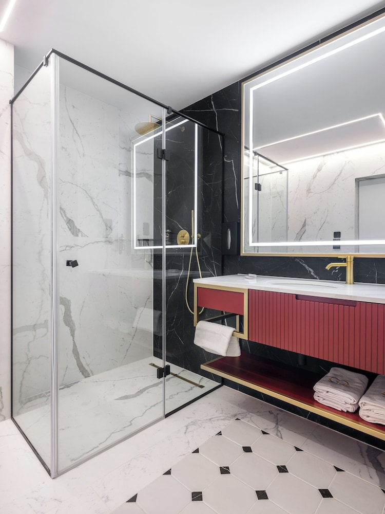 Hotel Golden Queen 47/50