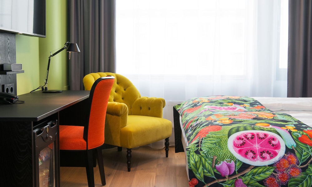STANDARD, QUEEN BED