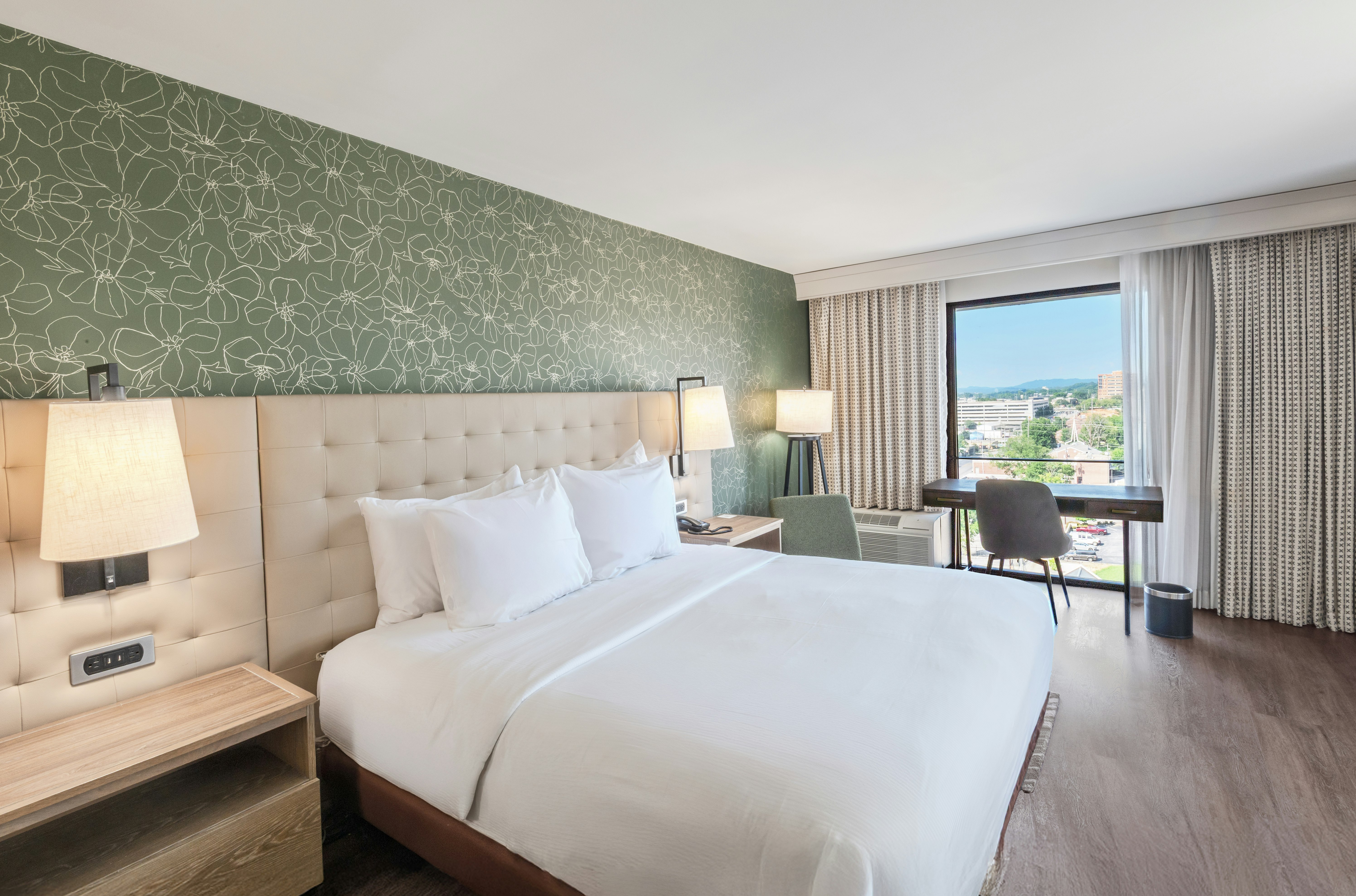 ROOM, KING BED, HIGH FLOOR, CORNER