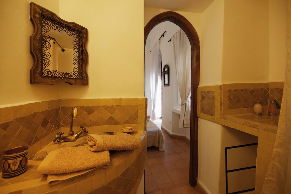 Riad Noor Charana 33/50