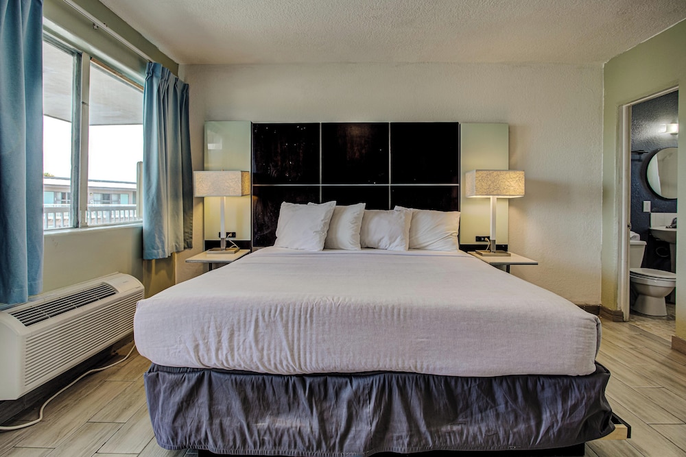 Junior Suite, Studio, King Bed, Kitchen, Courtyard Area