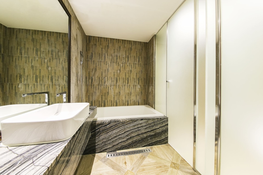 Zenith Hotel 13/63