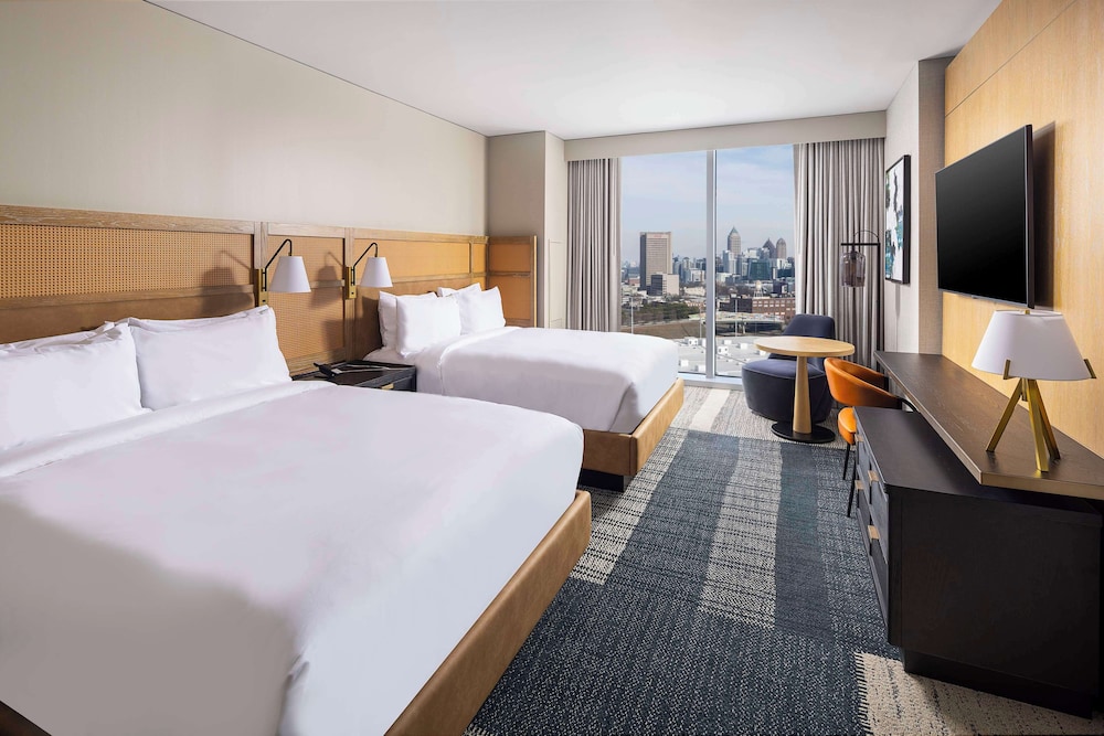 Skyline, King Bed, Stadium View, Bathtub