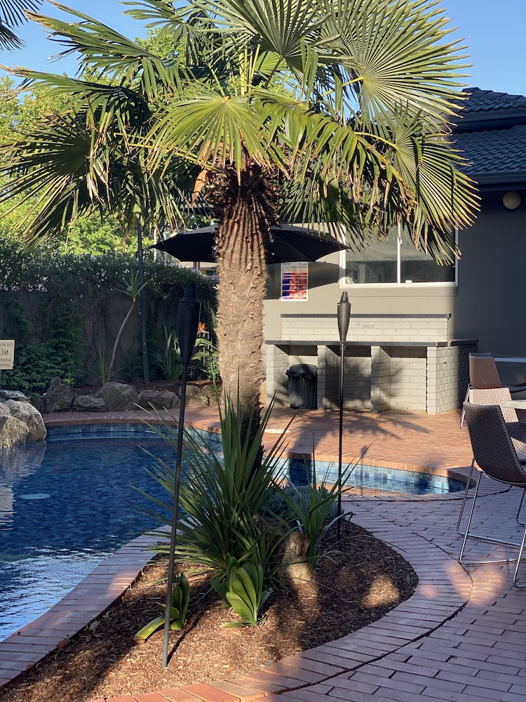 Mercure Albury 47/49