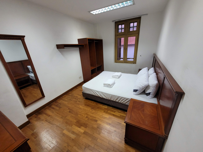 Private, Queen Bed, Shared Bathroom