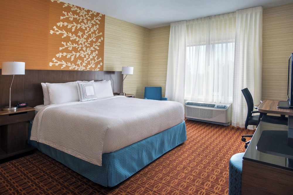 Room, King Bed, Street View, Accessible