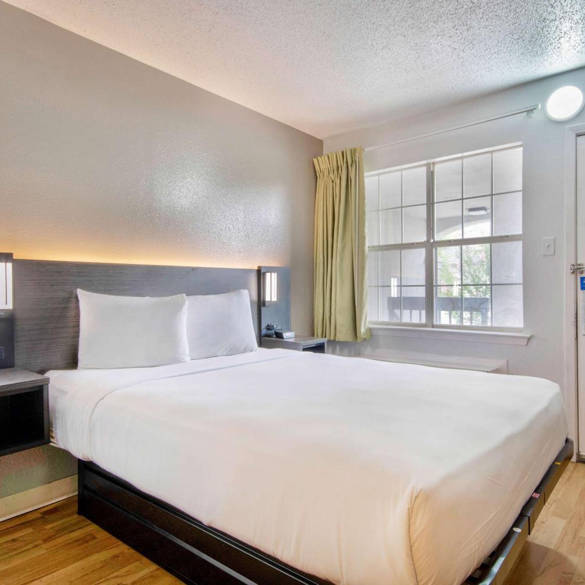 1 Queen Bed ADA/RI Shower