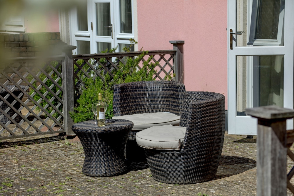 Norfolk Royale Hotel 72/75