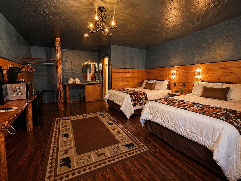 Outdoor, 2 Queen Beds