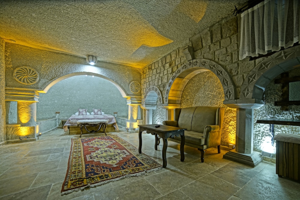 Risus Cave Suites 34/55