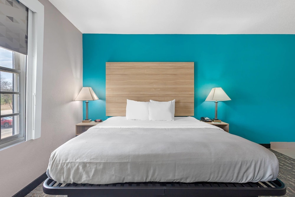 Efficiency, Suite, King Bed