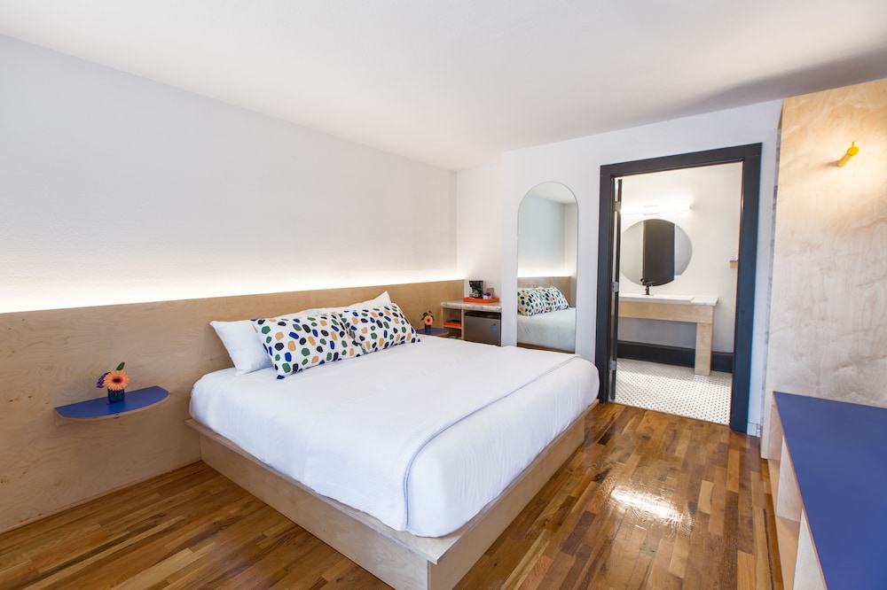 ROOM, KING BED