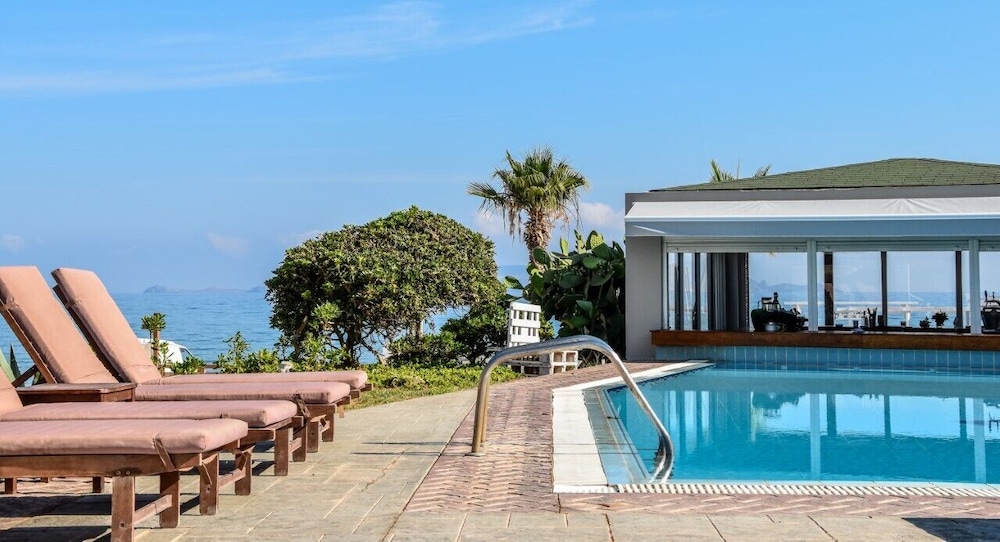 Yria Beach Hotel 57/61