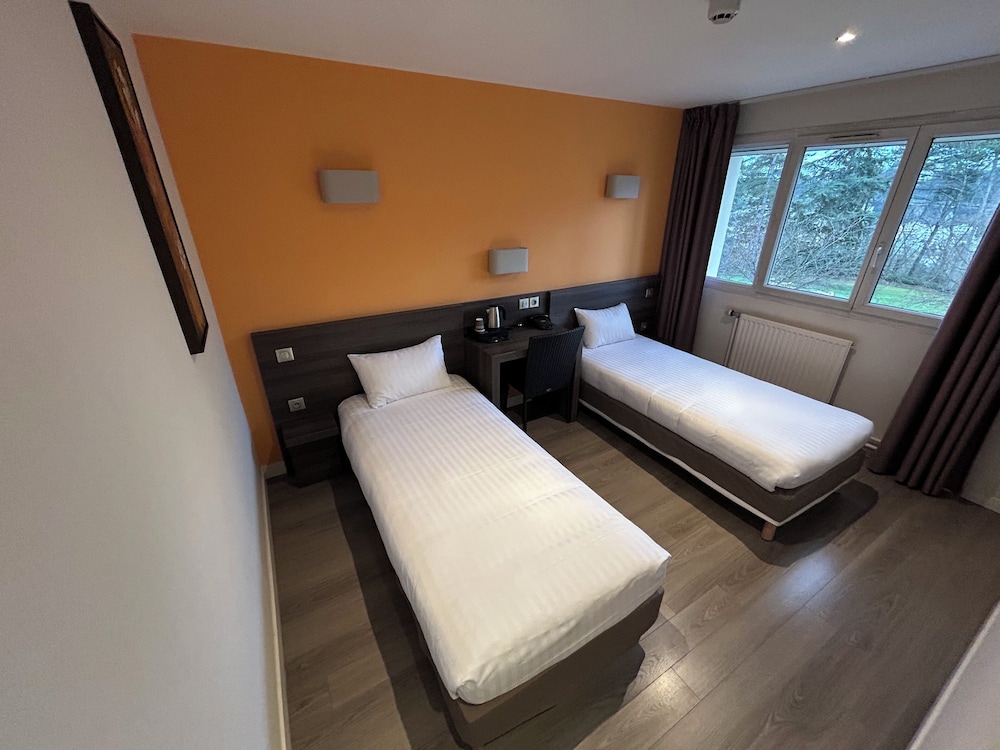 ROOM, TWIN BEDS