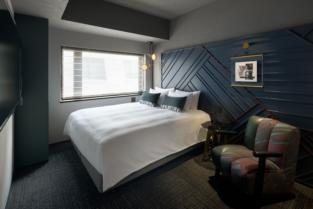 STANDARD, QUEEN BED