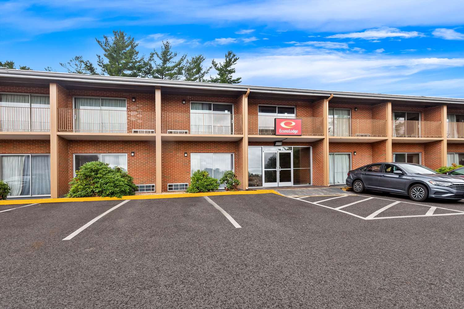 Econo Lodge Waynesboro - Skyline Drive, VA 17/24
