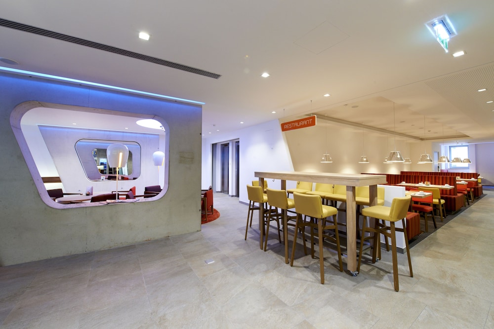 Simm's Hotel 38/41