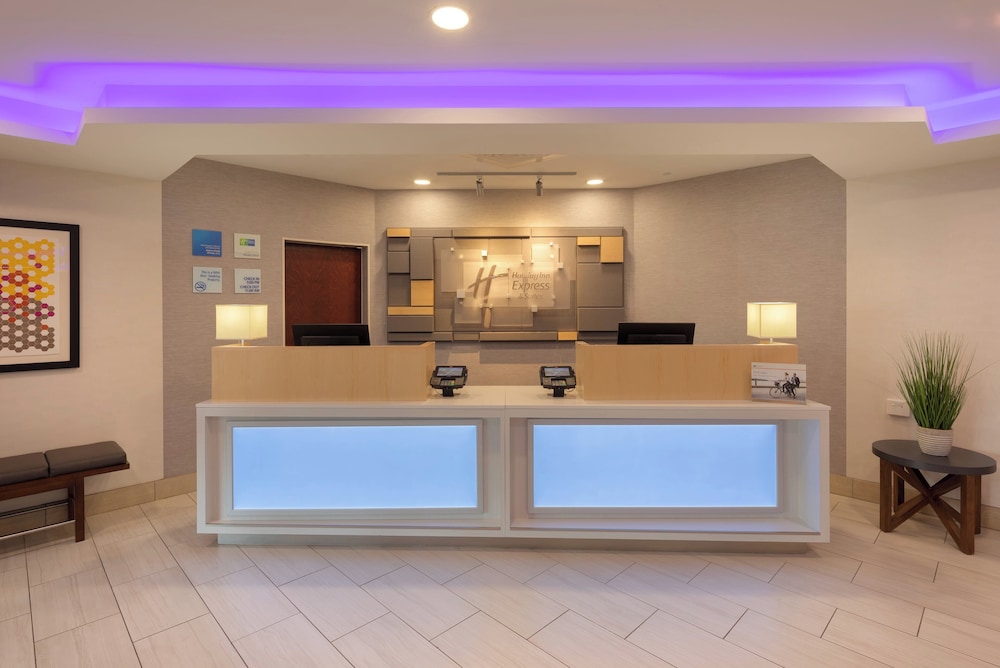 Holiday Inn Express Hotel And Suites Bradley Airport 10/74