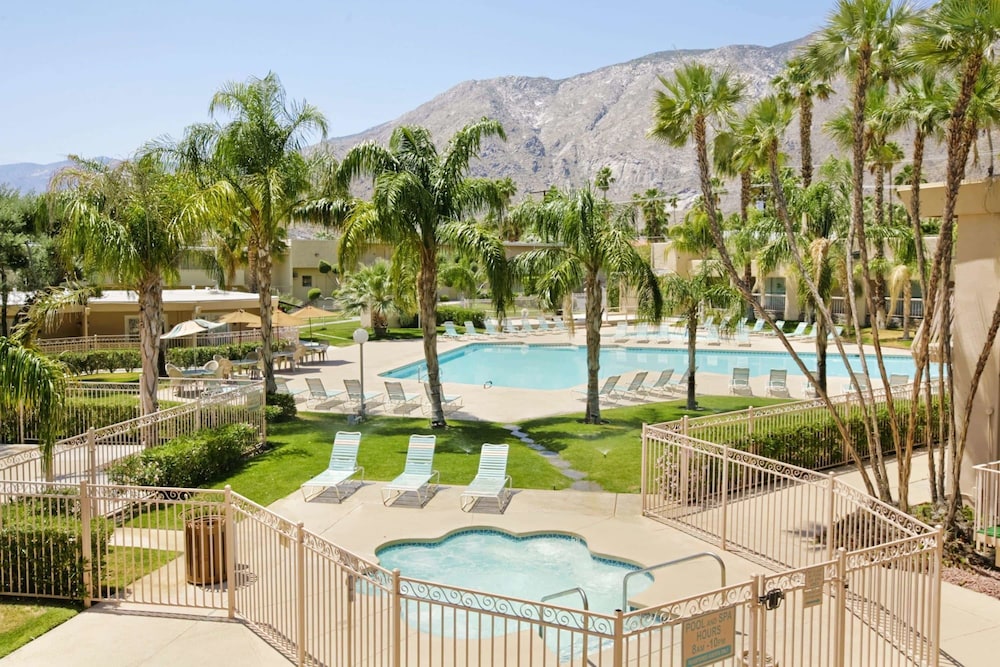 Days Inn by Wyndham Palm Springs 23/25