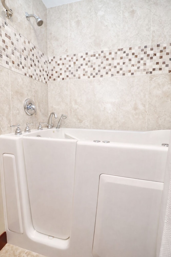 PRESIDENTIAL, KING BED, JETTED TUB